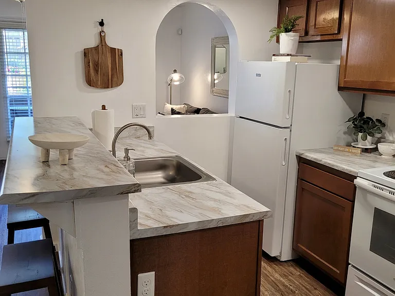 Lantana Apartments — Photo 8