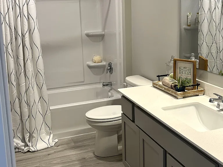 Staged Full Upper Bath