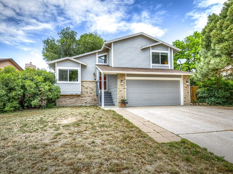 230 Hooper Ct — Photo 1