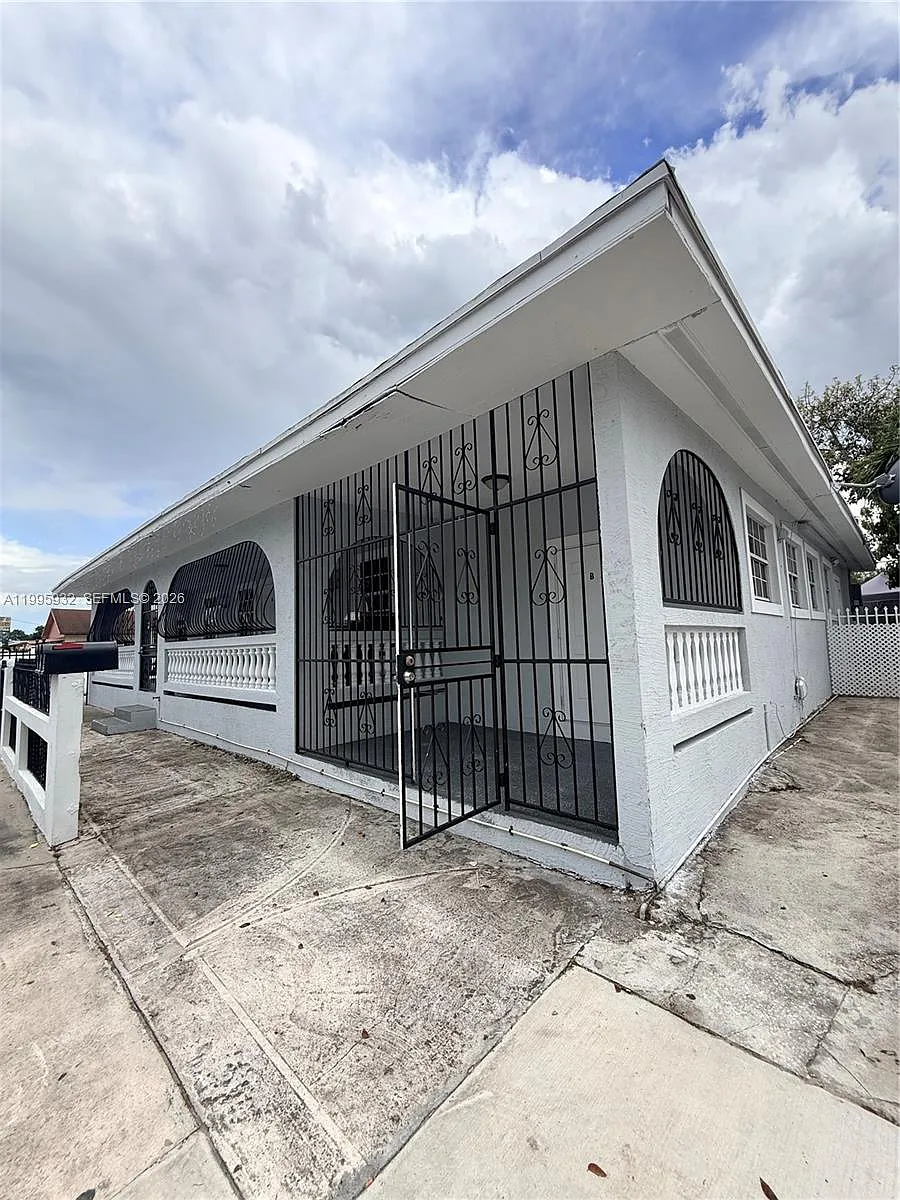 Building Photo - 2250 NW 103rd St #B
