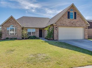 690 SW 12th St, Moore, OK 73160