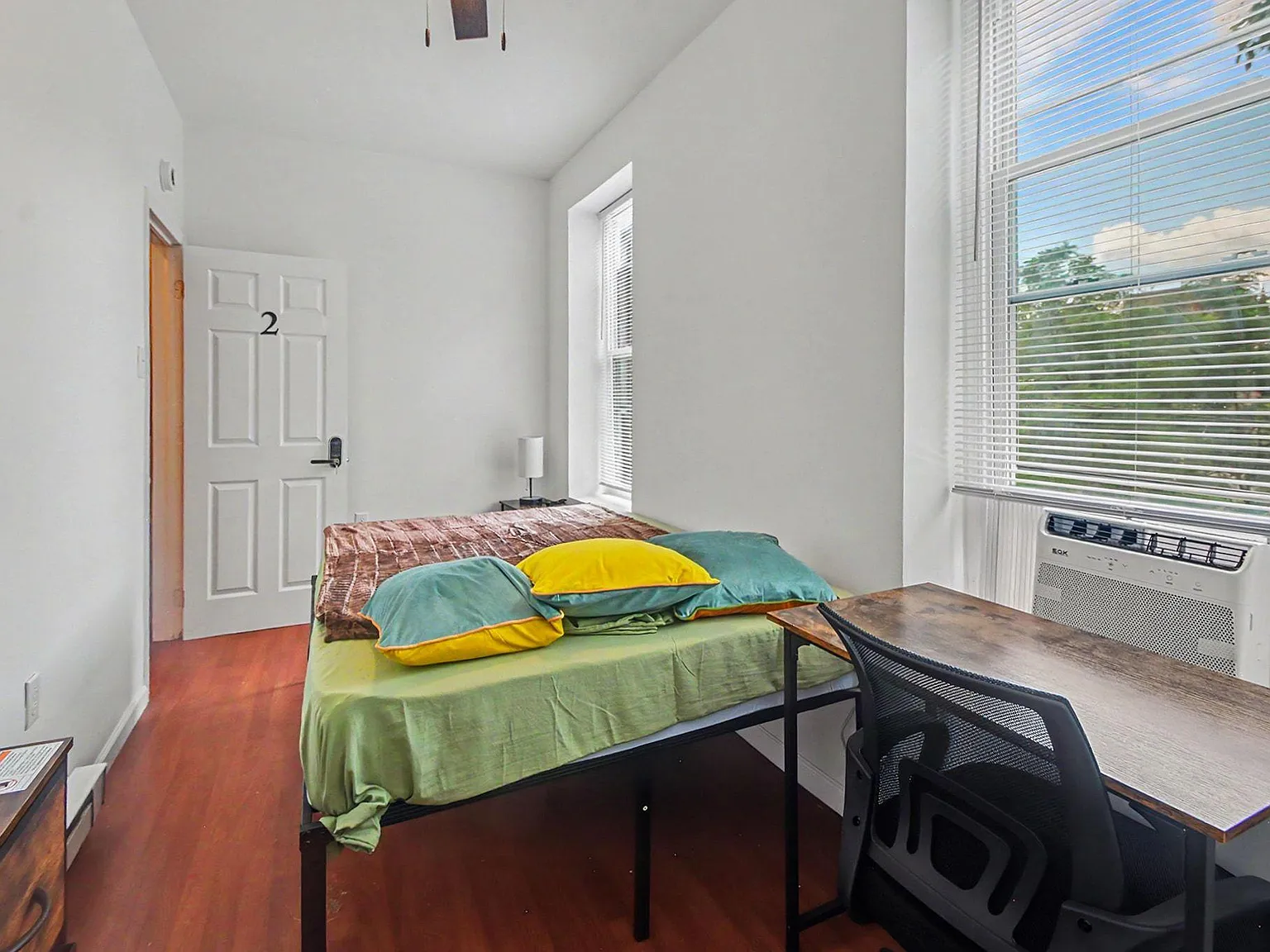 3 bed, 1.0 bath, 2400 sqft, $910 — Photo 3