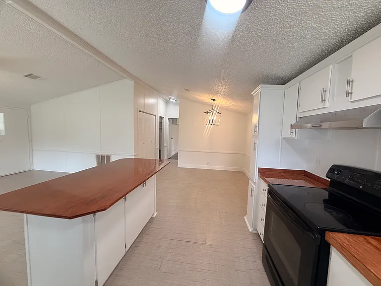 1051 Hawthorn St — Photo 24
