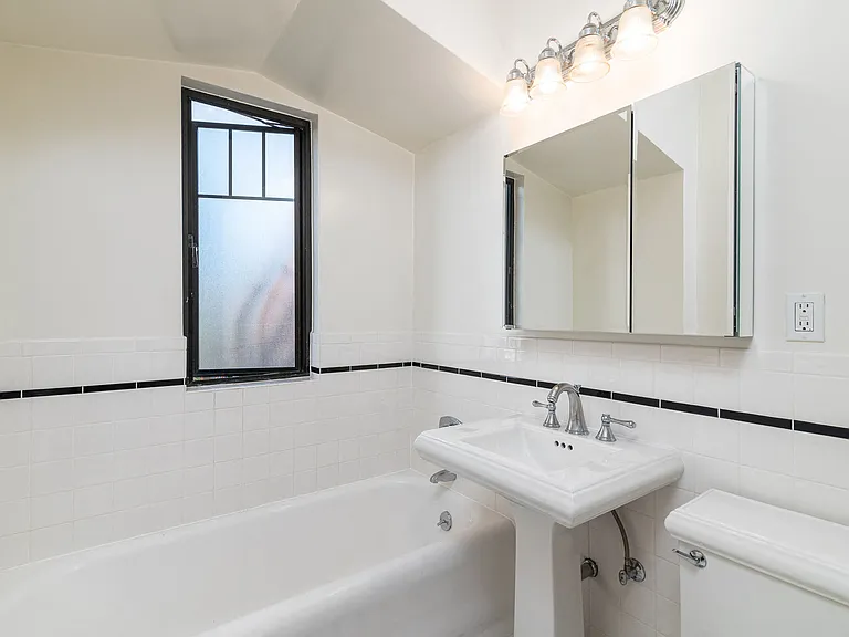 2275 Broadway — Photo 12