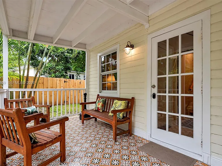 1826 NW South River Dr — Photo 3