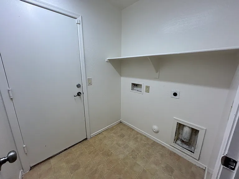 7028 S 46th Dr — Photo 31