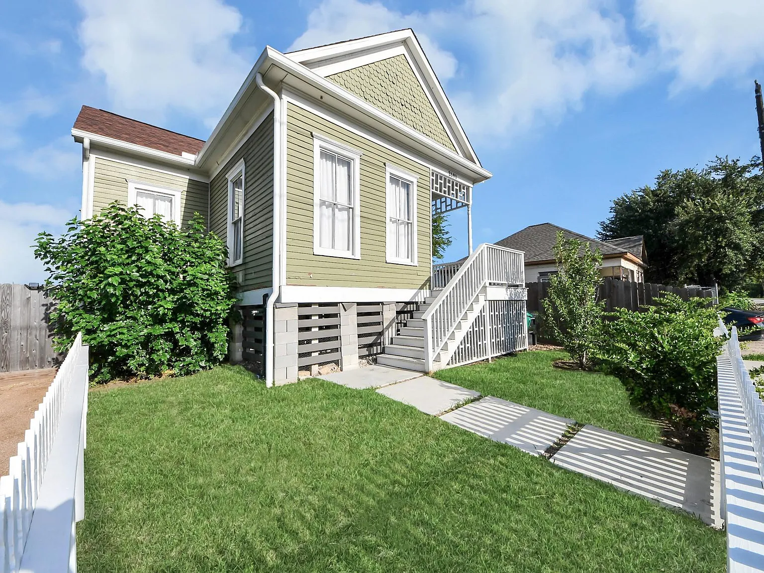 2 bed, 1.0 bath, 1050 sqft, $1,800 — Photo 2