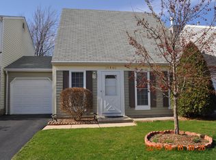 29W412 Crabtree Ln, Warrenville, IL 60555