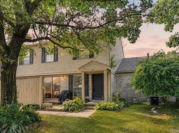 30 Pine Tree Ridge Dr Unit 2, Waterford, MI 48327