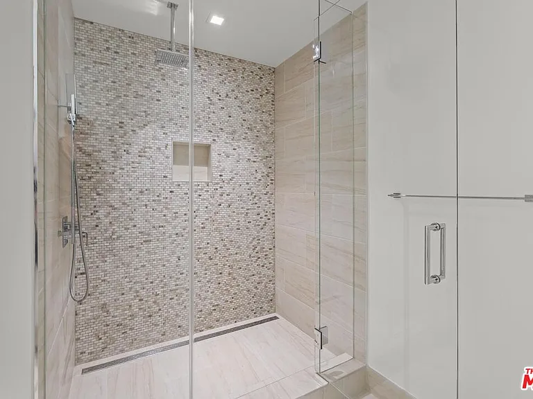 888 W East St #202 — Photo 23