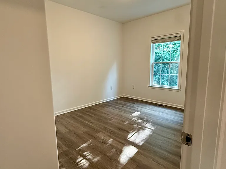 408 Lynda Lee Ln #B — Photo 5