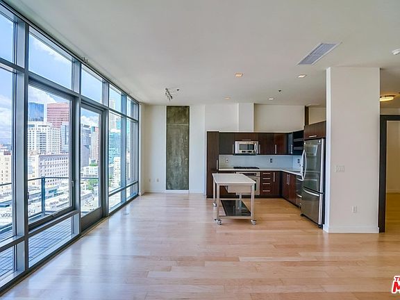 3rd image of 1100 S Hope St APT 1706