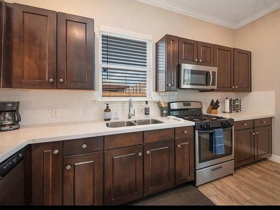 4th image of 3612 Anita St