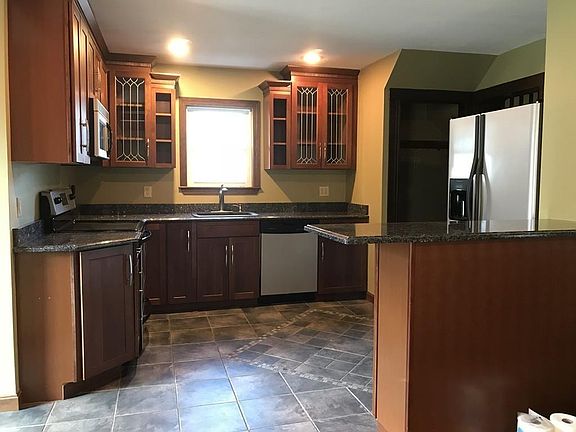 5th image of 165 Arnold St