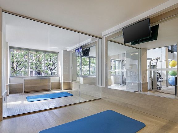 5th image of 360 W 43rd St APT S4p