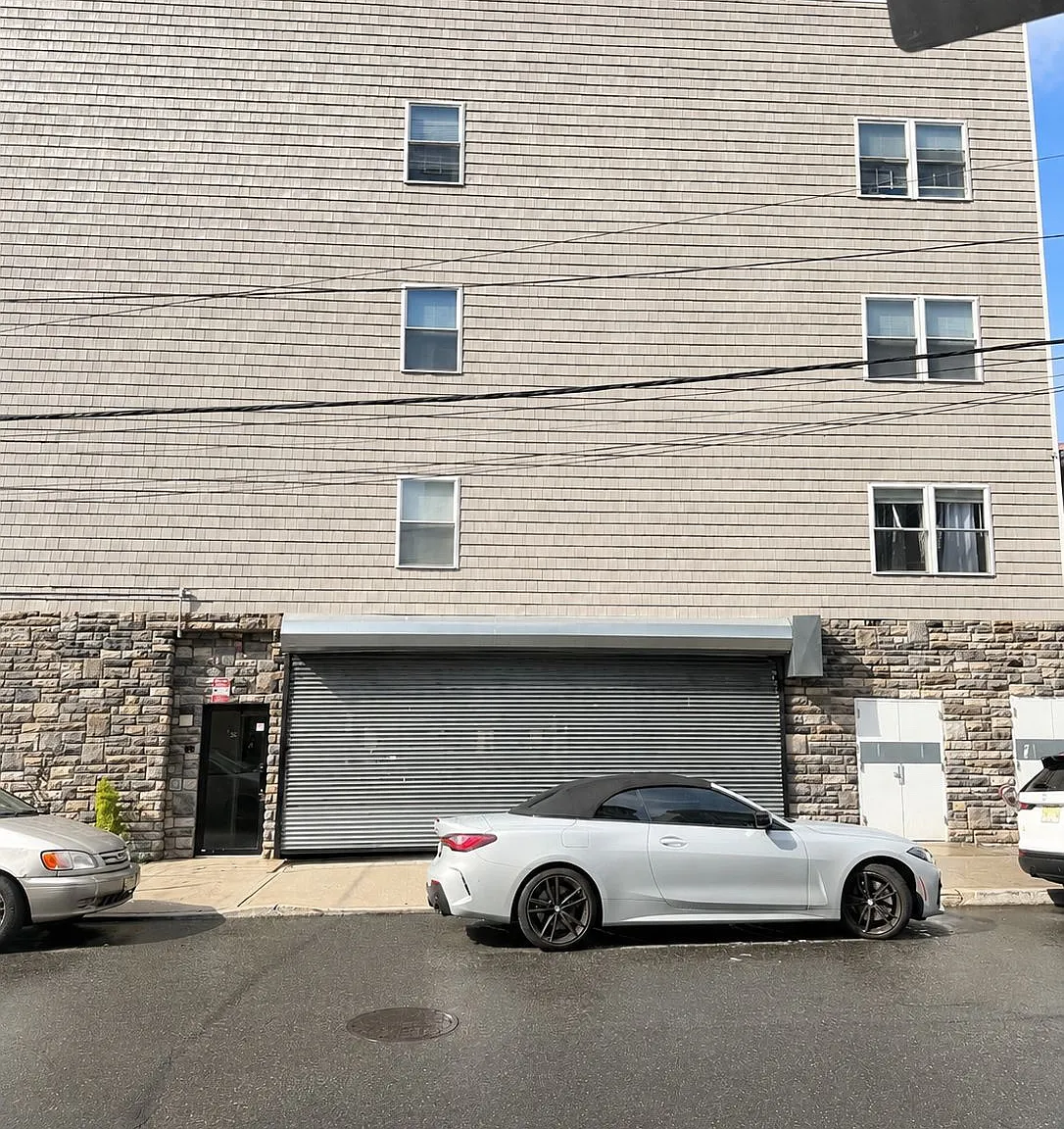 2 bed, $1,718 — Photo 1