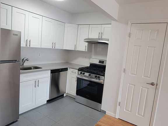 2nd image of 27-31 Crescent St #4
