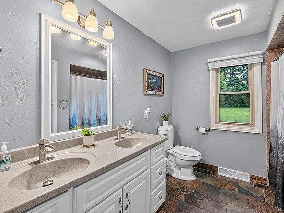 5th image of 646 W Townline ROAD
