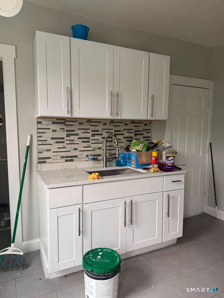 3 bed, 1.0 bath, 3493 sqft, $2,300 — Photo 4