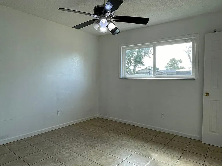 404 Lime Ave — Photo 9