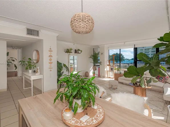 600 NE 36th St APT 304, Miami, FL 33137