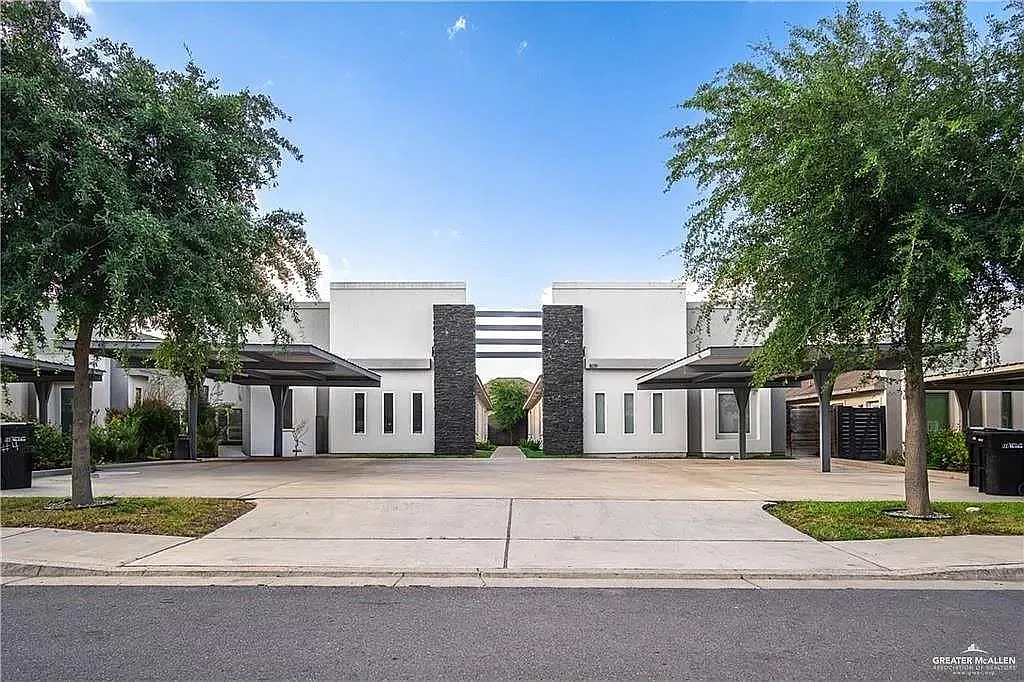 3 bed, 2.0 bath, 4242 sqft, $1,300 — Photo 1
