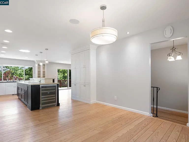 1021 Windsor Dr — Photo 5