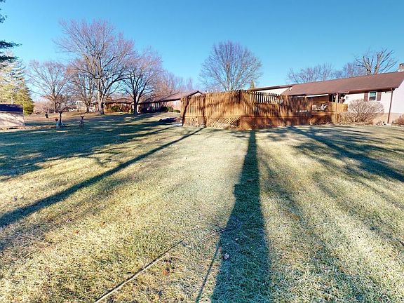 5th image of 775 S Crestwood Dr