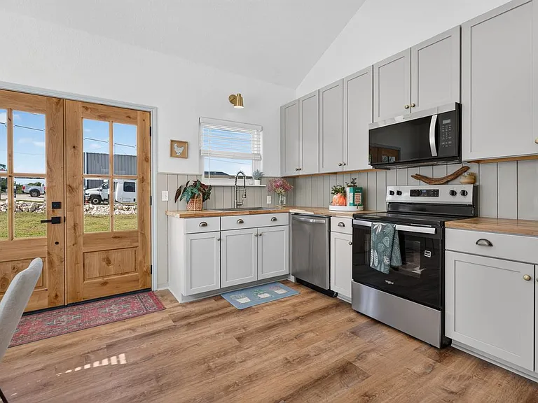 112 Remington Rd — Photo 3