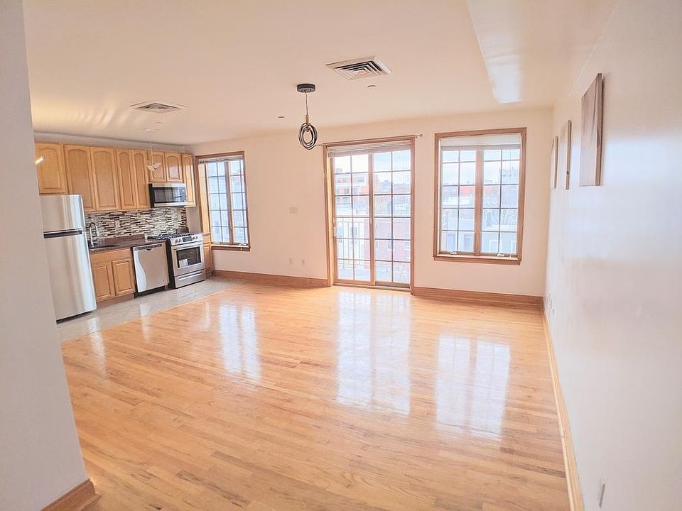 1st image of 933 E 215th St Floor 1
