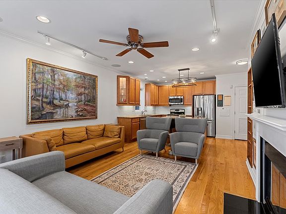 5th image of 2449 W Foster Ave APT 1E
