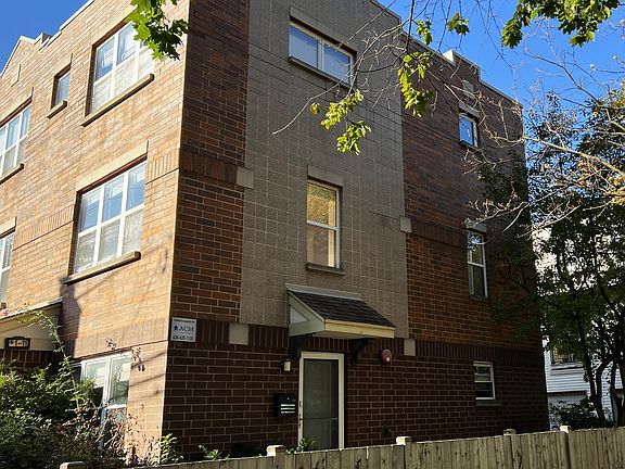 3rd image of 3951 W Ainslie St APT 1