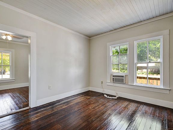 5th image of 114 W Glenn Ave