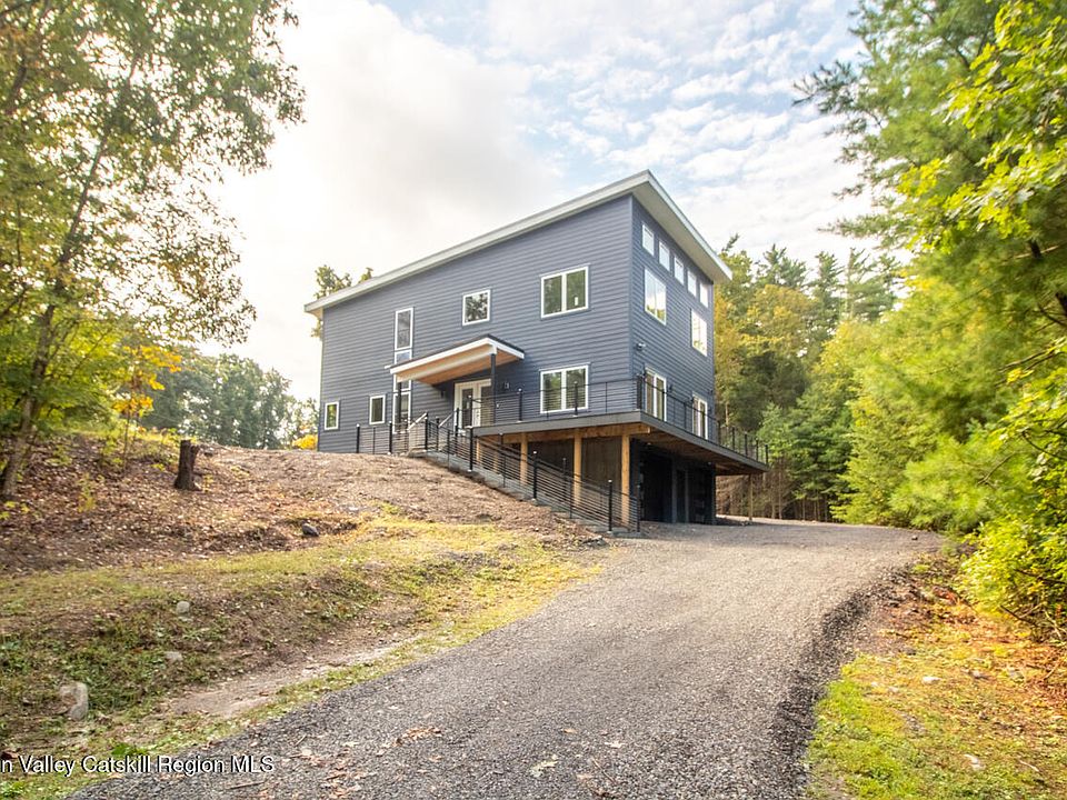 1st image of 9 Iroquois Lane