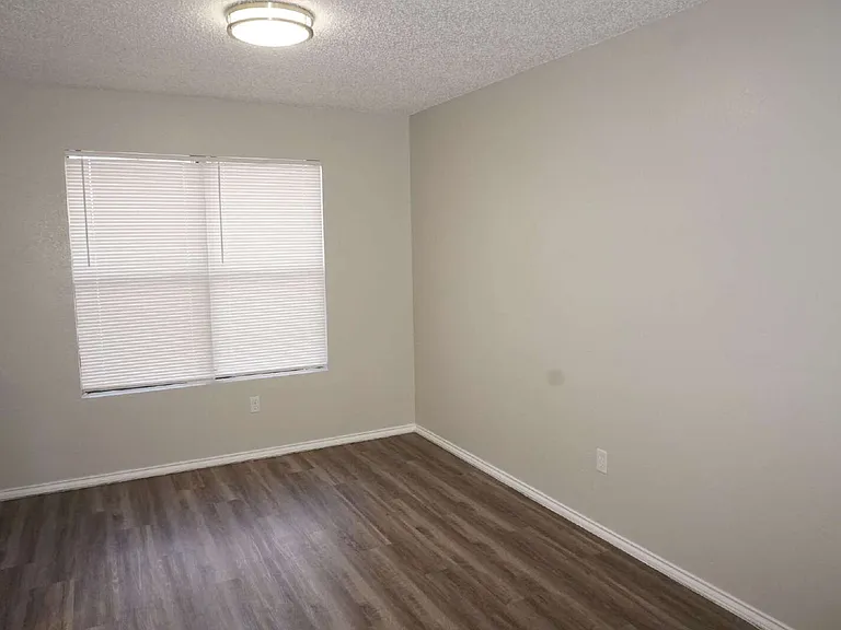 238 Genoa Ave — Photo 4