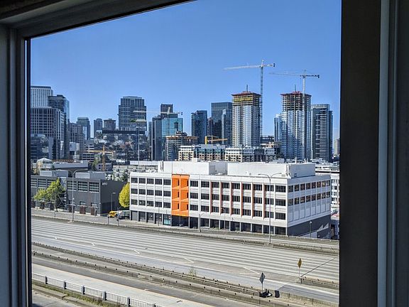 3rd image of 400 Melrose Ave E APT 208