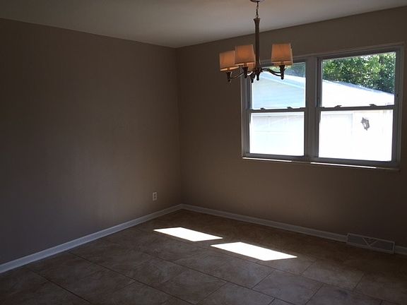 5th image of 1913 Jamestown Dr