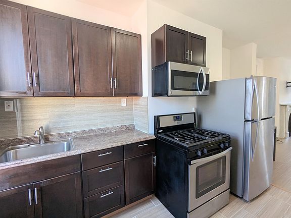 4th image of 112 Hague St #2