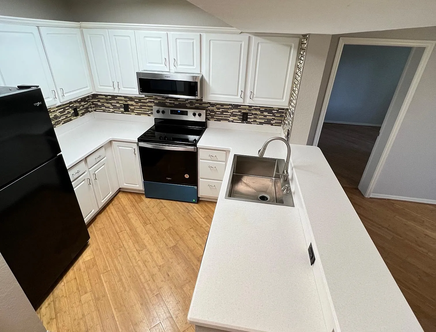 2 bed, 1062 sqft, $1,900 — Photo 3