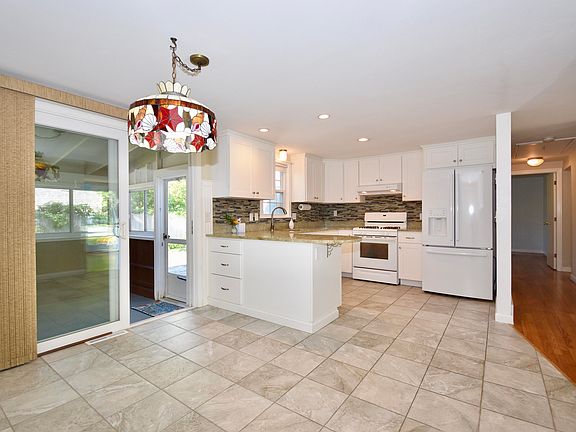 5th image of 67 Diane Avenue