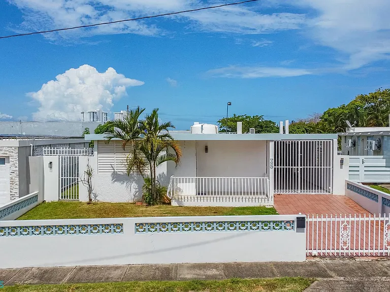 1 Calle 6 — Photo 1