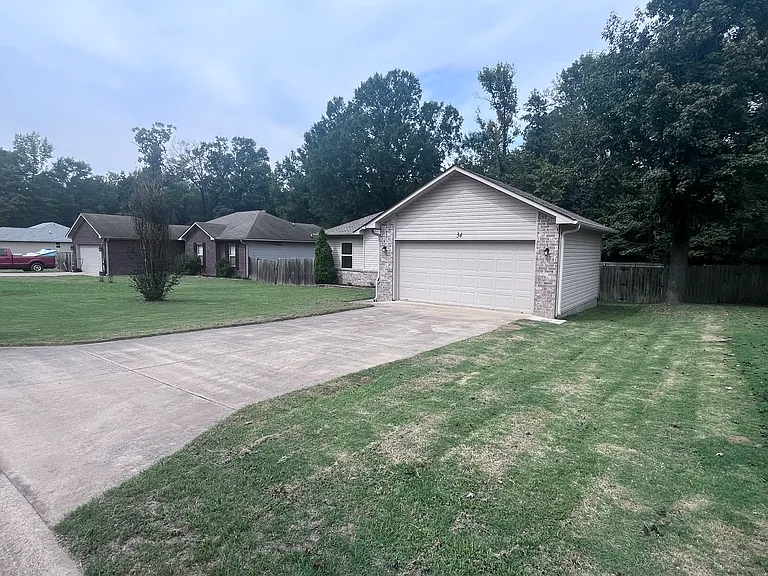 34 Shamsie Dr — Photo 2