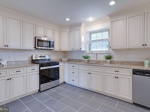 3rd image of 10005 Dalroy Ct