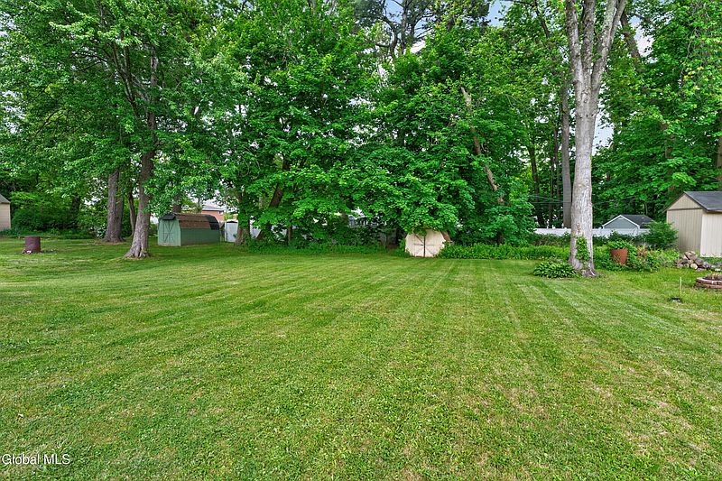 4th image of 48 Schoolhouse Road