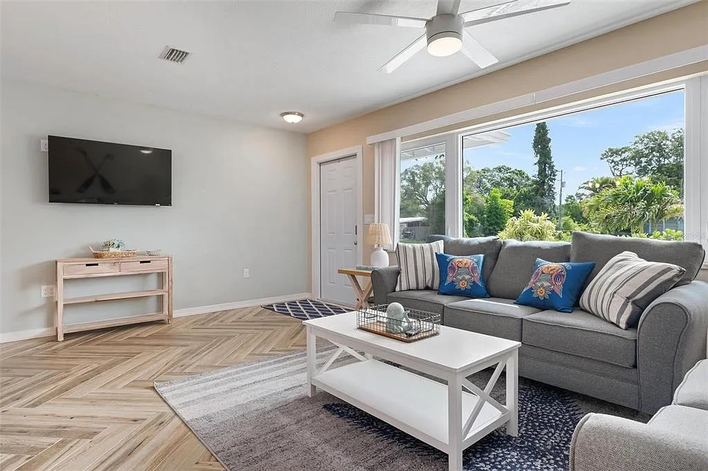 3 bed, 2.0 bath, 1571 sqft, $2,700 — Photo 4