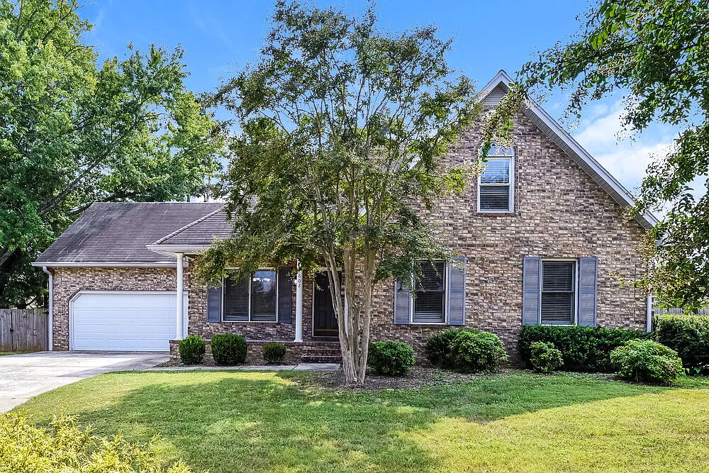 3 bed, 2.0 bath, 1904 sqft, $2,370 — Photo 1