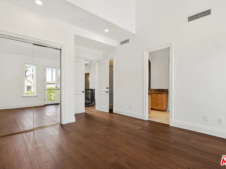 520 N Palm Dr — Photo 37
