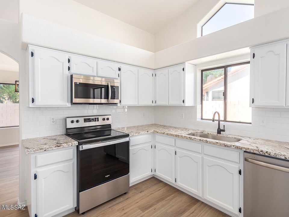 1st image of 260 E Carolwood Dr