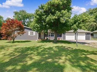 106 Bruce St, Villa Grove, IL 61956