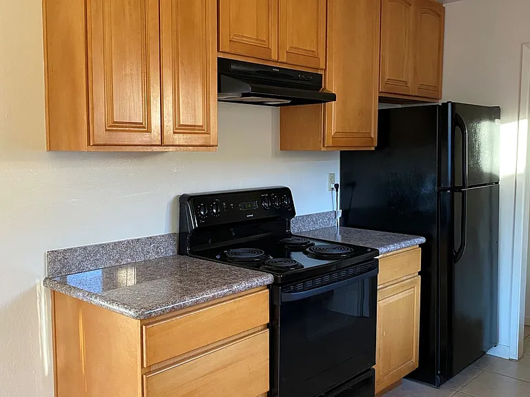391 College Ave #E — Photo 7